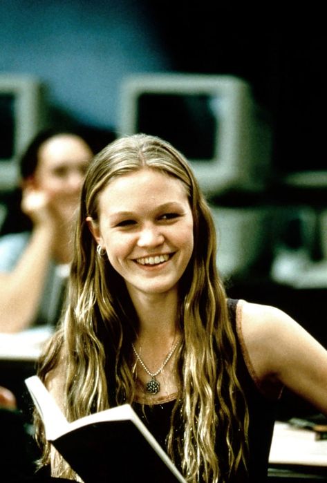 Kat Stratford, Julia Stiles, 10 Things I Hate About You, Comfort Movies, Fav Movies, Other People, Pretty People, A Book, A Girl