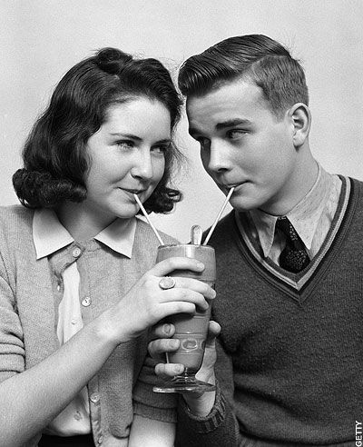 A young couple shares a soda 1940’s 50s Couple, Shooting Couple, Vintage Couples, Vintage Romance, 1940s Fashion, Reference Images, Vintage Love, Vintage Photographs, Couples Photoshoot