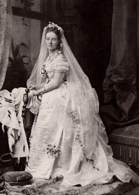 Victoria Of Hesse, Russian Court Dress, Olga Nikolaevna, Victorian Bride, Princess Louise, Vintage Wedding Gowns, Princess Alice, Court Dresses, Vintage Wedding Photos