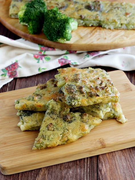 Che buona la schiacciata ai broccoli! Pochi ingredienti per una focaccia senza lievito e senza lievitazione, morbida all'interno e croccante ai lati! #schiacciata #broccoli #senzalievito #senzalievitazone Pasta Con Broccoli, Focaccia Pizza, Broccoli Cauliflower, Savory Tart, Pizza Bread, Light Recipes, Nutrition Recipes, Finger Foods, Fall Recipes