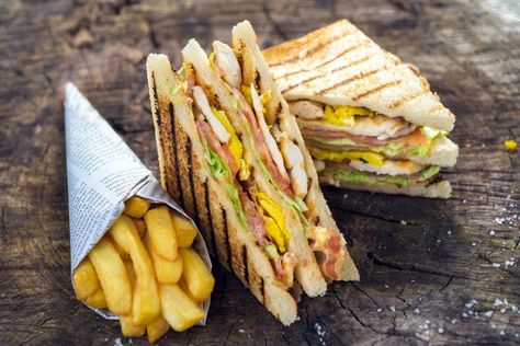 Tutti i segreti del club sandwich Recept Sandwiches, Club Sandwich Recipes, Roast Beef Sandwich, Summer Sandwiches, Panini Sandwich, Panini Sandwiches, Cold Sandwiches, Sandwich Bar, Gourmet Sandwiches