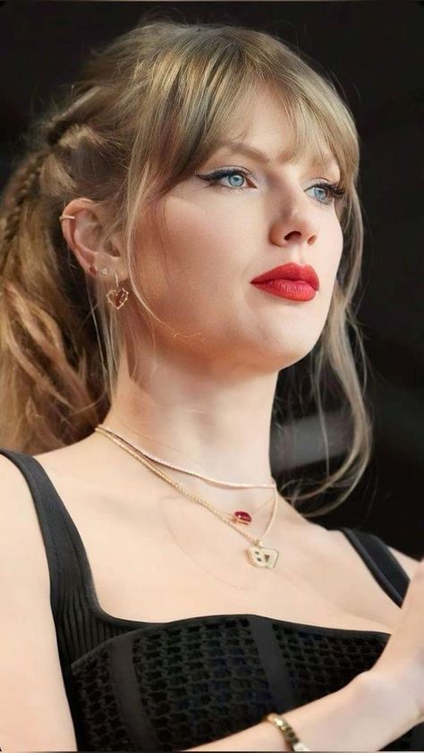 Taylor Swift Without Bangs, Taylor Swift Beautiful, Taylor Swift Bangs, Concert Hairstyles, Hair Evolution, Red Carpet Hair, Estilo Taylor Swift, Taylor Swift Cute, Taylor Swift Funny