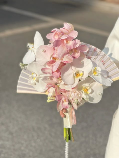 Lotus Bouquet Wedding, White And Pink Wedding Bouquet, Quinceñera Bouquets, Orchid Arrangements Wedding, Vietnamese Flowers, Wedding Flowers Orchids, Pink Orchids Bouquet, Vietnamese Decor, Orchid Flower Bouquet