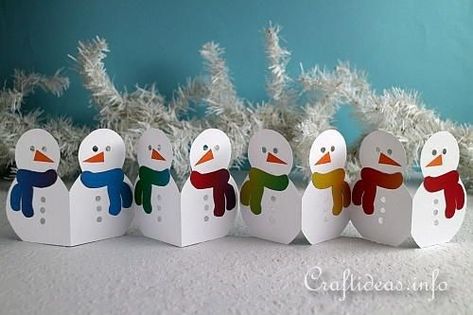 Paper Snowman Garland | Bring some winter spirit to your home with this adorable snowman garland! ☃️ Paper Snowmen, Garland Template, Snowman Garland, Paper Snowman, Kerajinan Diy, Winter Paper, Winter Craft, Christmas Paper Crafts, Easy Christmas Crafts