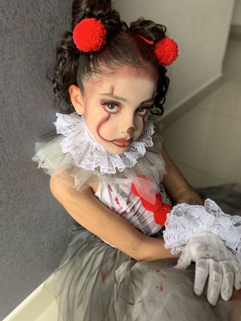 Pennywise Makeup Girl Kid, Toddler Clown Makeup, Anabelle Makeup Halloween, Pennywise Makeup Girl, Scary Toddler Costumes, Pennywise Halloween Costume, Halloween Makeup For Kids, Halloween Costume Toddler Girl, Creepy Halloween Costumes