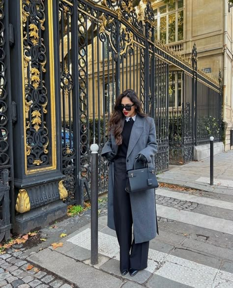 Grey Coat Outfit, Models Off Duty Style, Mommy Outfits, Classy Winter Outfits, Winter Fashion Outfits Casual, Chic Coat, Stylish Work Attire, Classy Work Outfits, Grey Coat