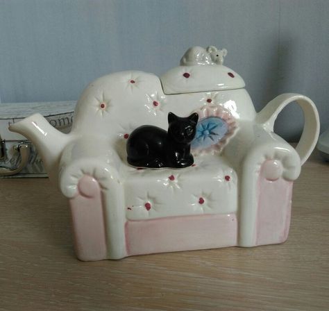 Ceramic Tea Set Ideas, Cute Teapots, Weird Teapots, Ceramic Chair, Tea Pot Ceramic, Tea Pots Art, Cute Teapot, Novelty Teapots, Cat Teapot