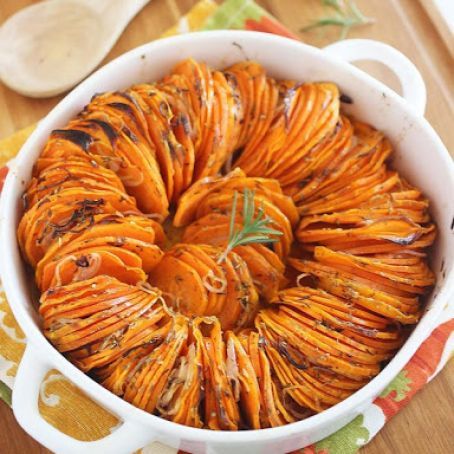 CRISPY ROASTED ROSEMARY SWEET POTATOES Recipe - (4.2/5) Rosemary Sweet Potatoes, Crispy Sweet Potato, Idee Pasto Sano, Thanksgiving Side Dishes, Potato Dishes, Sweet Potato Recipes, Veggie Dishes, Casserole Dish, Yummy Sides