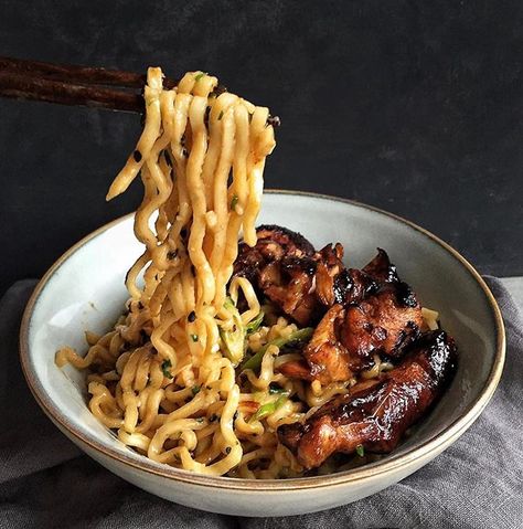 Happy Peanut butter day! In case you need some savory inspiration to celebrate, here is my sesame &… Peanut Ramen, Noodle Bowls Recipes, Marinated Chicken Recipes, Bowls Recipes, Asian Noodle Recipes, Peanut Chicken, Asian Noodle, Homemade Noodles, Asian Noodles