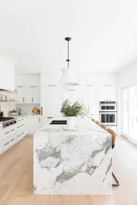 Bright white kitchen with marble waterfall countertop #kitchen #marble Beautiful White Kitchens, White Marble Kitchen, Design Blogs, Marble Counter, White Modern Kitchen, Kitchen Marble, Studio Mcgee, Design Del Prodotto, Trendy Kitchen