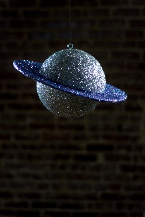 Today we made a beautiful DIY Glitter Saturn perfect for show and tell to help kids learn about the planets around them in a fun and oh so glittery way! Alien Tree, Diy Alien, Planet Model, Planet Crafts, Planet Project, Solar System Projects, Solar System Crafts, Astronaut Party, Rainbow Rice