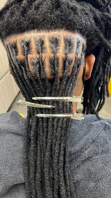 Loctician Aesthetic, Fresh Retwist Locs, Locks Aesthetic, Loc Twist, Twist Cornrows, Loc Hairstyles, Short Locs Hairstyles, Hair Color Streaks, Quick Natural Hair Styles