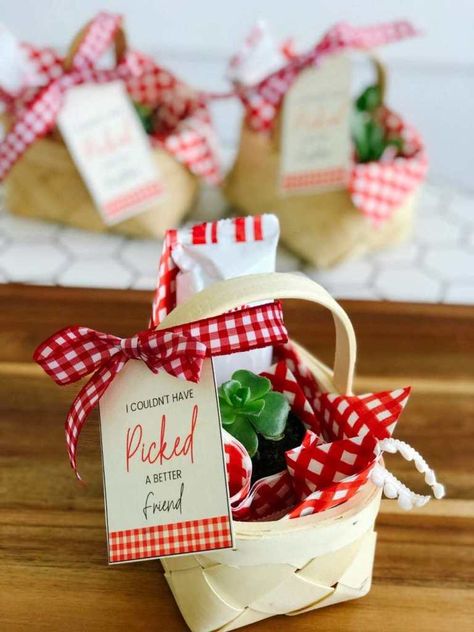 Summertime Gift Basket Ideas, Secret Friend, Picnic Gifts, Picnic Theme, Summer Picnics, Free Printable Tags, Easy Birthday, Free Gift Tags, Work Gifts