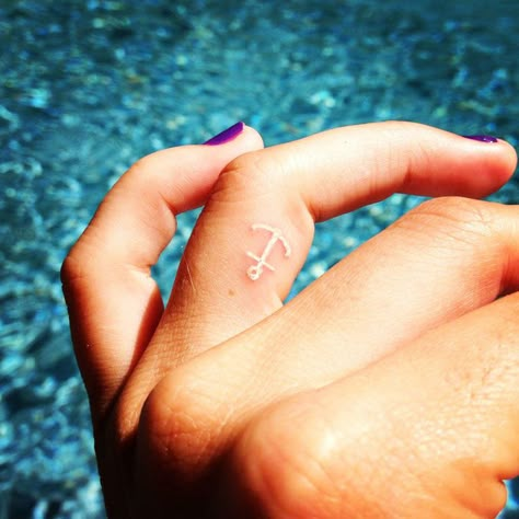 28 Tiny Finger Tattoo Ideas  - Cosmopolitan.com Small White Tattoos, Tattoo On Finger, Tattoo Sonne, Tiny Finger Tattoos, Small Anchor, Cute Finger Tattoos, Finger Tats, Finger Tattoo Designs, White Ink Tattoo