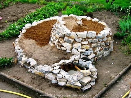 The height is built up in the center, water added to pond and top layers of compost to plant into go in last and finally mulch. Herb Spiral, Spiral Garden, Herb Garden Planter, Vertical Garden Design, Modern Plant Stand, Growing Herbs, Growing Food, Raised Garden Beds, Raised Garden