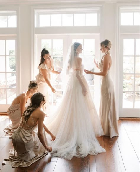 Bridesmaid Checklist, Wedding Preparation Photos, Bride And Bridesmaid Pictures, Being A Bridesmaid, Bridesmaid Poses, Wedding Photo List, Wedding Photo Shots, Bridesmaid Pictures, Bridesmaid Photoshoot