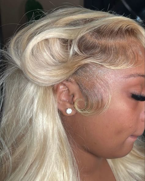 Blonde Hair Brown Roots Wig, Blonde Wig Ponytail, Blond Hair Brown Roots, Blonde Wig Brown Roots, Baddie Ideas, Blonde Hair With Roots, Blonde With Dark Roots, Frontal Wig Hairstyles, Dark Roots Blonde Hair