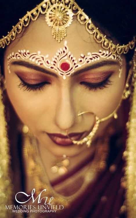 Bangladeshi Bride, Alta Design, Eyeliner Designs, Indian Bride Makeup, Bengali Bridal Makeup, Simple Bride, Indian Couple, Bengali Bride, Bengali Wedding