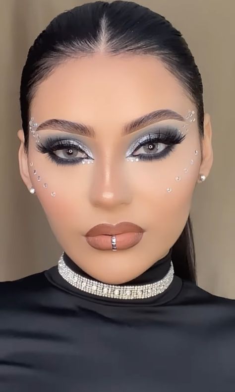 Black And Silver Outfit Makeup, Silver Futuristic Makeup, Black And Silver Eyeshadow Looks, Silver Glam Makeup, Coachella Make-up, Cloud Fairy, Silver Eyeshadow Looks, Black And Silver Eye Makeup, Extreme Make-up