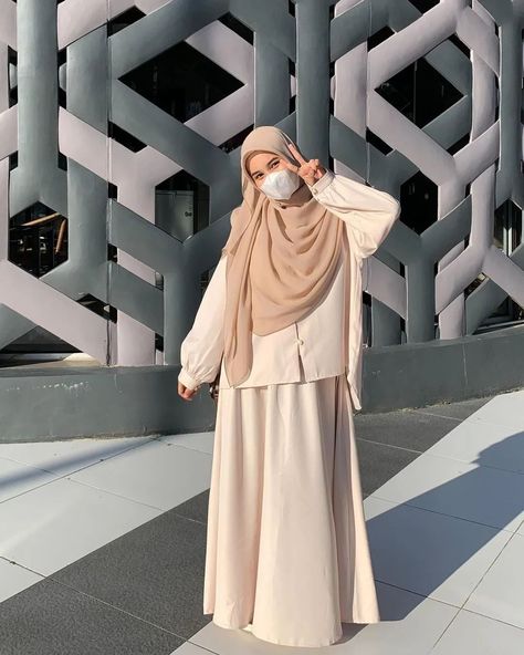 OOTD HIJAB SYARI on Instagram: “kalian suka style slide keberapa nih? komen dibawah ya☺️ setelah hampir 2 bulan vakum akhirnya hari ini bisa upload inspirasi OOTD Hijab…” Hijab Outfit Syari, Hijab Syar'i Style, Ootd Hijab Style, Ootd Hijab Casual, Muslimah Outfit, Korean Clothes, Hijab Trends, Muslim Outfits Casual, Style Hijab