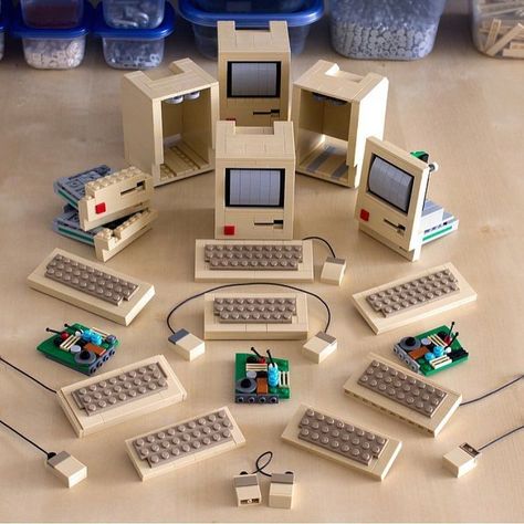 OMG #powerpig #lego #macintosh Lego Computer, Alter Computer, Lego Furniture, Lego Accessories, Mini Computer, Computer Design, Micro Lego, Lego Display, Lego Diy