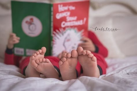 Toddler Christmas Pictures, Sibling Christmas Pictures, Toddler Christmas Photos, Christmas Photoshoot Kids, Diy Christmas Photo, Baby Christmas Photography, Christmas Baby Pictures, Christmas Family Photoshoot, Baby Christmas Photos