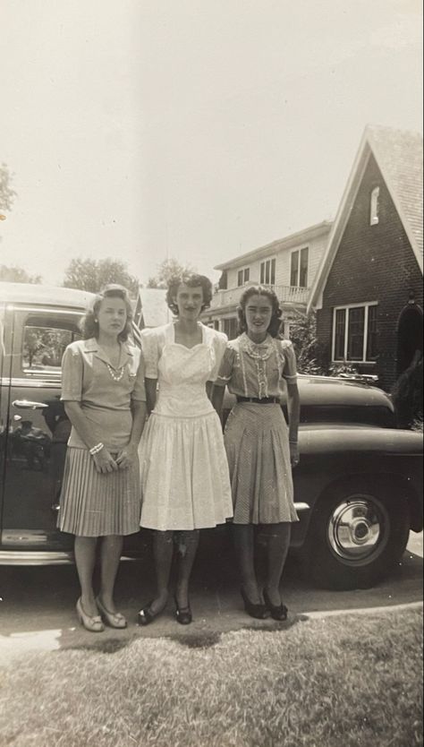 Left to right: Lelia Matthews (KKG), Rita (Alpha Phi), Me? (KKG) 1940s Teenage Girl, 1940s Teenage Fashion, Vintage 1940s Aesthetic, The 40s Aesthetic, Vintage Going Out Outfits, 40s Aesthetic Fashion, 40s Housewife, 1940s Pictures, 1950's Aesthetic