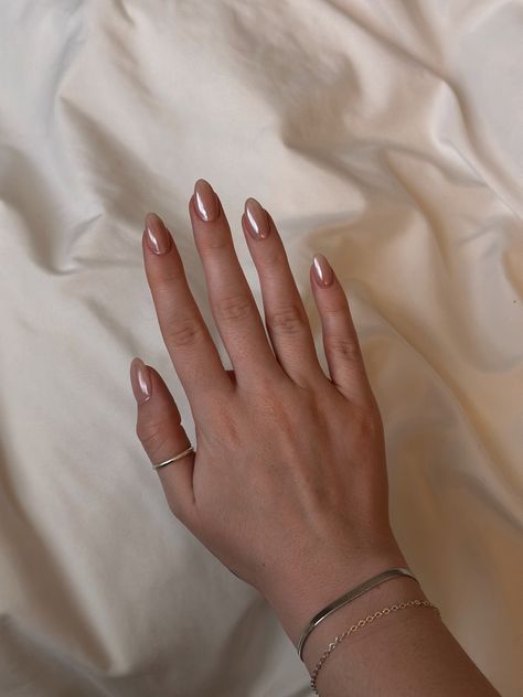 Tan Pearl Nails, Spring 2024 Chrome Nails, Nude Pearl Chrome Nails, Nail Inspo Holographic, Chrome Nails Beige, Nude Chrome Nails Short, Pink Nude Chrome Nails, Peachy Chrome Nails, Nude Chrome Nails Designs