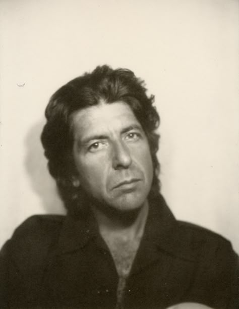 leonard cohen, 1975. Chelsea Hotel, Lou Reed, Leonard Cohen, Charming Man, Most Beautiful People, Rock Legends, Historical Pictures, Roman Empire, Poets