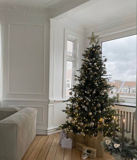 Christmas Tree Apartment, Frost Christmas Tree, Aesthetic Espresso, Classy Old Money, Gossip Girl Blair Waldorf, Gossip Girl Blair, London Vibes, Minimal Christmas, Classy Christmas