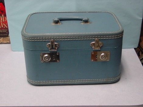 Decoupage Suitcase, Painted Suitcase, Suitcase Table, Suitcase Decor, Old Luggage, Diy Suitcase, Vintage Train Case, Suitcase Storage, Old Suitcases