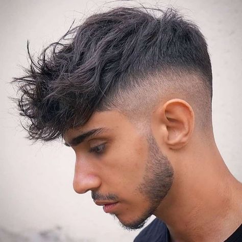 Skin Fade Hairstyle, Hairstyles For Teenage Guys, Fade Haircut Styles, Men Haircut Curly Hair, Quiff Hairstyles, Mens Hairstyles Thick Hair, Cool Mens Haircuts, Wavy Hair Men