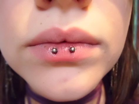 Horizontal Labret Piercing by ~LisaMassacrePiercing on deviantART Different Lip Piercings, Middle Lip Piercing, Collar Bone Piercing, Piercing Facial, Piercing Face, Helix Piercings, Piercing Chart, Piercing Cartilage, Labret Piercing