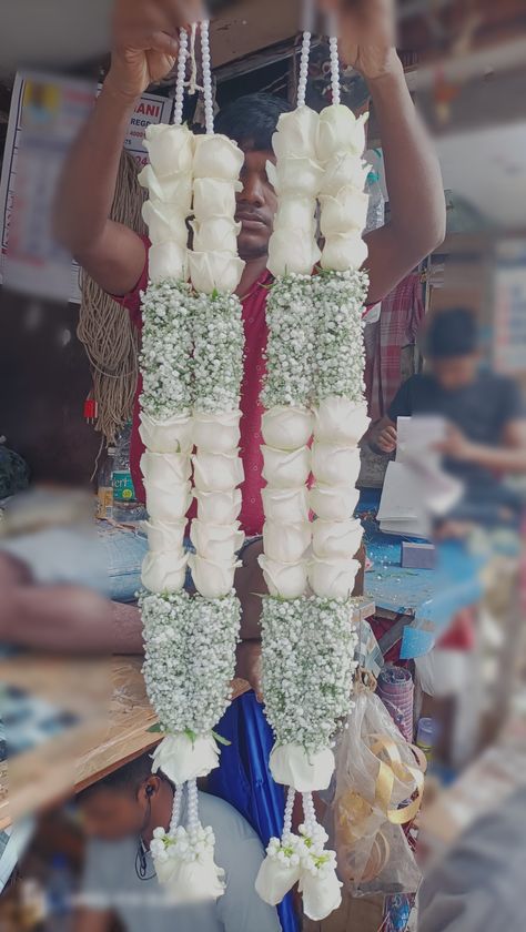 Indian Wedding Garland Couple, Bride And Groom Garland Indian, Bridal Flower Garland, Wedding Flower Haar Mala, White Rose Varmala, Reception Garland For Lehenga, Types Of Varmala, South Indian Varmala, Hindu Wedding Mala