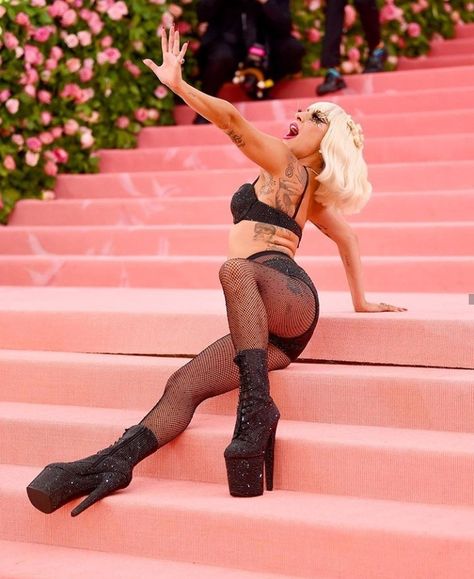 Lady Gaga Met Gala, Lady Gaga Outfits, Lady Gaga Photos, Lady Gaga Pictures, Fashion Fails, Met Gala Red Carpet, Meredith Grey, Anna Wintour, Gwen Stefani