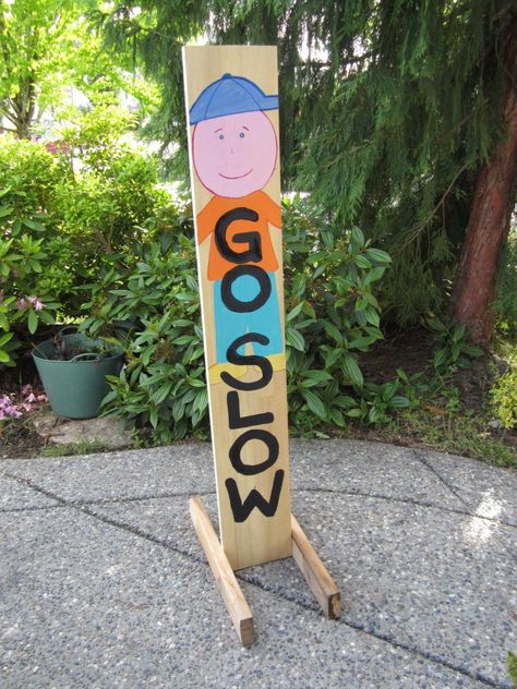 Slow Down - kids playing street sign - DIY with some scrap wood and paint Day Care Room Ideas, Daycare Signs, Yard Sale Signs, Sale Signs, Kids Safety, Safety Signs, Street Sign, Kids Wood, Woodworking Projects Plans