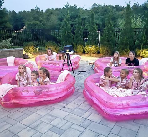 Barbie Spa Birthday Party, Diy Backyard Movie Night, Birdie Birthday, Aura Pink, Spa Birthday Party, Backyard Birthday Parties, Pink Games, Front Door Christmas Decorations, Spa Birthday Parties