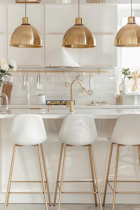 Elegant White and Gold Kitchen Design Inspirations White Gold Marble Kitchen, White And Gold Kitchen Backsplash Ideas, White And Gold Interior Design, Gray And Gold Kitchen, Cream And Gold Kitchen, White Kitchen Gold Hardware, Gold Accents Kitchen, Black White Gold Kitchen, Gold White Interior