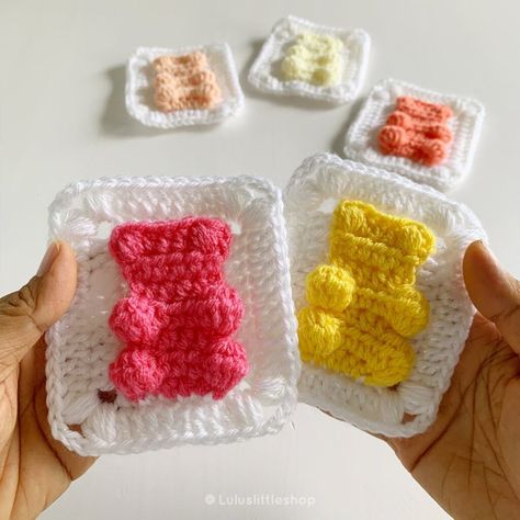 Crochet a Gummy Bear Granny Square, Pattern From Lulu’s Little Shop | KnitHacker Gummy Bear Granny Square, Bear Granny Square, Motifs Granny Square, Crochet Mignon, Confection Au Crochet, Crochet Simple, Crochet Square Patterns, Fun Crochet Projects, Granny Squares Pattern