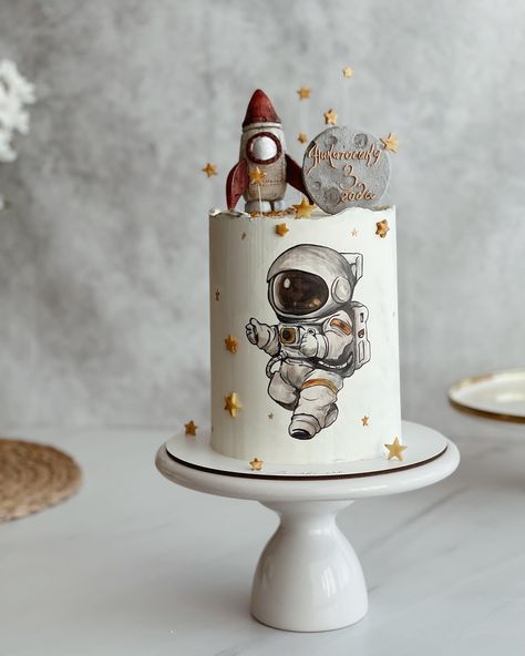 🚀 The Astronaut Cake, 1st Year Cake, Surprise Birthday Decorations, Galaxy Cake, Astronaut Birthday, Happy 6th Birthday, Happy Birthday Art, Fondant Animals, Space Birthday Party