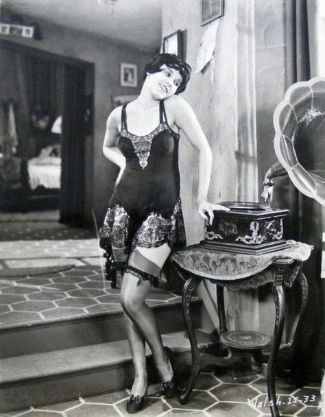 1920s Silent Screen Actress, Fifi Dorsay, in Camiknickers and Stockings. You can make a similar pair with this free 1926 “Step in”  pattern. Lingerie Latex, Lingerie Vintage, Lingerie Plus Size, Hot Lingerie, Lingerie Photos, Roaring 20s, Roaring Twenties, 1920s Fashion, Vintage Lingerie