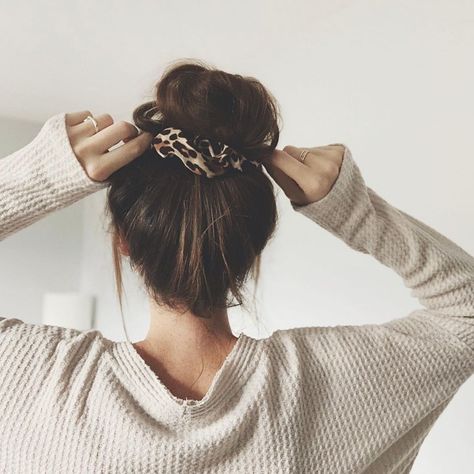 Messy Bun With Scrunchie, Cheetah Hair, Bun Tutorials, Spring Ootd, Fall Ootd, Scrunchies Hair, Ootd Fall, Easy Updos, Boho Aesthetic