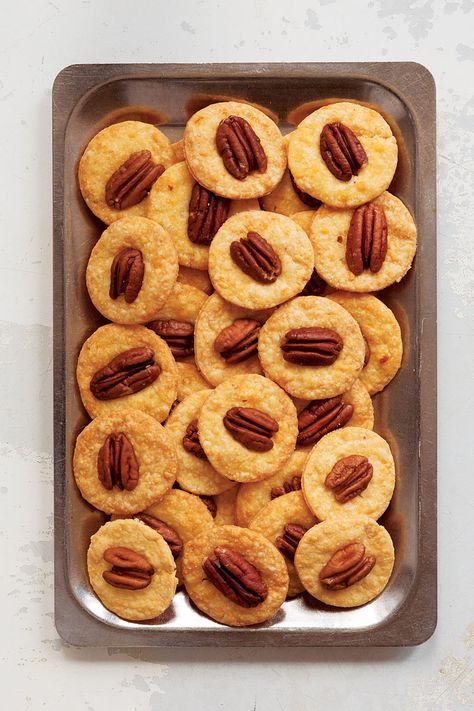 Crisp and spicy, these crackers are a great alternative to peanuts or cracker jacks. Cheese Wafers Recipe, Holiday Potluck Recipes, Cheese Wafers, Holiday Party Appetizers, Spicy Cheese, Fall Dinner Party, Dinner Party Menu, Party Dips, Porto Rico