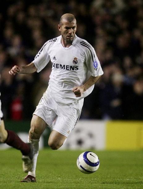 5. Zinedine Zidane | offensive midfielder | France Real Madrid 2005, Zinedine Zidane Real Madrid, Real Madrid Football Club, Football T Shirts, Cleats Football, Jose Mourinho, Steven Gerrard, Zinedine Zidane, Birmingham City