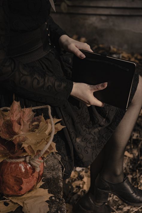 Elf Witch Aesthetic, Yulia Core, Medieval Witch Aesthetic, Victorian Witch Aesthetic, Season Of The Witch Aesthetic, Hedge Witch Aesthetic, Autumn Witch Aesthetic, Mila Core, Amina Core