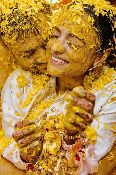 Without some creative Haldi portraits, the photography session of the haldi cannot be complete. Here are the Most beautiful and unique haldi portraits ideas for couples. #weddingbazaar #indianwedding #haldiphotographyideas #haldiphotographyideasforbride #haldiphotographyideasforcouples #haldiphotographyideasforgroom #haldiphotographyideaswithfriends #haldiphotographyideasindian #haldiphotographyideasindianwedding #vickatwedding #haldiphotographyideasforfamily #haldiphotographyideaswithsister Haldi Poses For Couple, Haldi Photography Ideas For Bride, Picture Poses For Couples, Haldi Pic, Haldi Groom, Haldi Pics, Haldi Couple, Haldi Photography Ideas, Haldi Pose