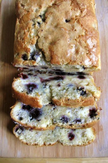 Blueberry Cream Cheese Bread: loaded w blueberries & chunks of cream cheese. I like the chunks of cream cheese part! :) Blueberry Cream Cheese Bread, Cream Cheese Bread, Fruity Recipes, Blueberry Bread, Blueberry Cream Cheese, Bread Machine Recipes, Cheese Bread, Dessert Bread, Yummy Sweets