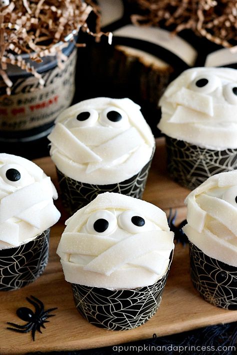 Halloween Treats for Kids - cute and easy party food ideas! #Halloween Muffins Halloween, Creepy Cupcakes, Snack Halloween, Mummy Cupcakes, Halloween Torte, Halloween Treats To Make, Halloween Oreos, Dessert Halloween, Postres Halloween