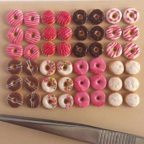 Miniatures Things, Donat Glaze, Clay Sweets, Stephanie Kilgast, Miniature Foods, Barbie Food, Miniature Bakery, Cupcakes Decorados, Miniature Things