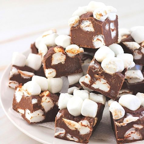 Egg Free Dessert, Microwave Chocolate Fudge, Marshmallow Dessert Recipes, Chocolate Chips And Marshmallows, Recipe With Chocolate Chips, Marshmallow Fudge Recipe, Easy Fudge Recipe, Marshmallow Fudge, Christmas Yummies